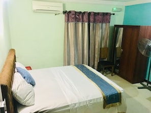 Quarto clássico | Cofres nos quartos, Wi-Fi de cortesia