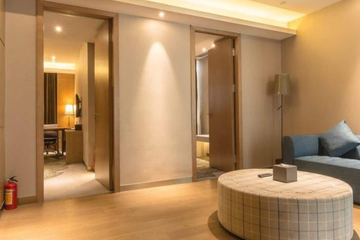 Executive Suite | Living room | LCD TV
