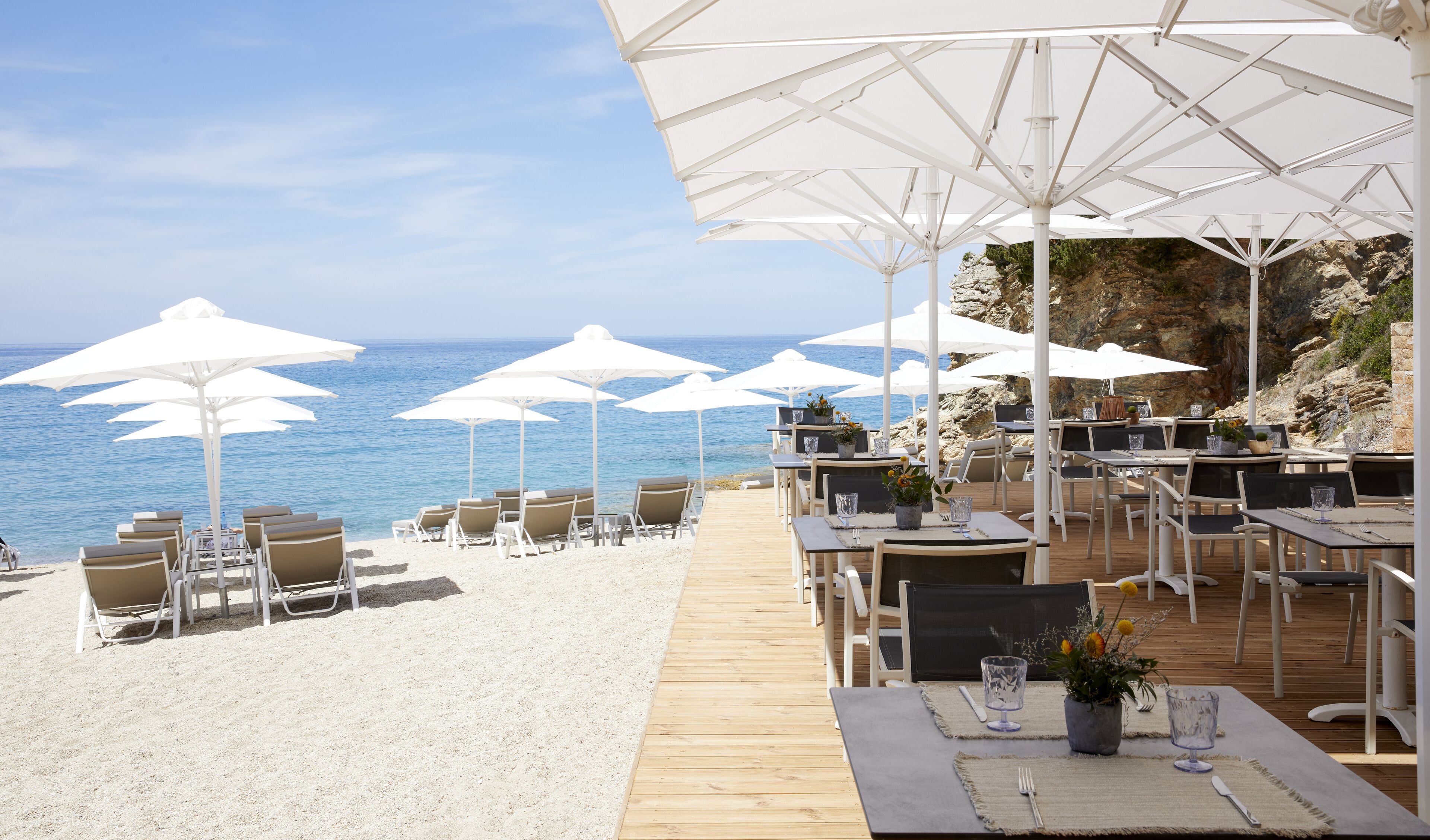 4 restaurants; breakfast, lunch and dinner served 