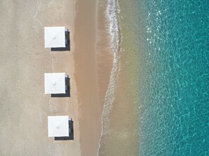 On the beach, white sand, sun loungers, beach umbrellas - Elix, Mar-Bella Collection (Igoumenitsa)