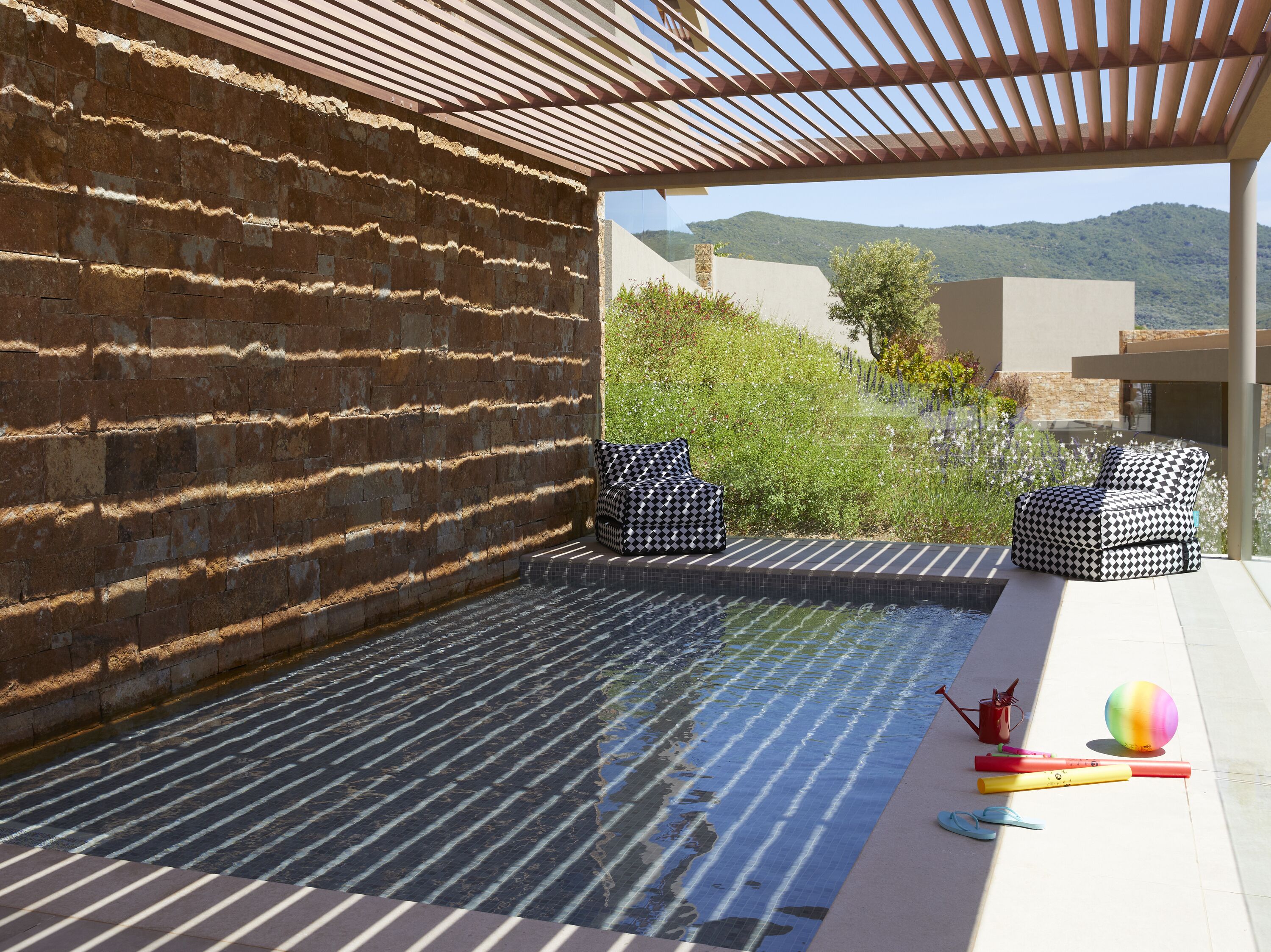 Alberca al aire libre por temporada y sombrillas en la alberca 