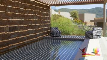 Alberca al aire libre por temporada y sombrillas en la alberca