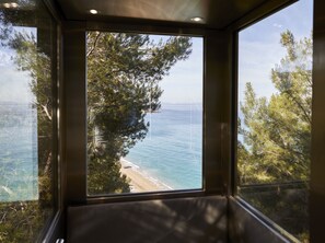 Plage, sable blanc, chaises longues, parasols