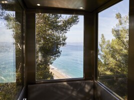 Ubicación a pie de playa, arena blanca, tumbonas y sombrillas