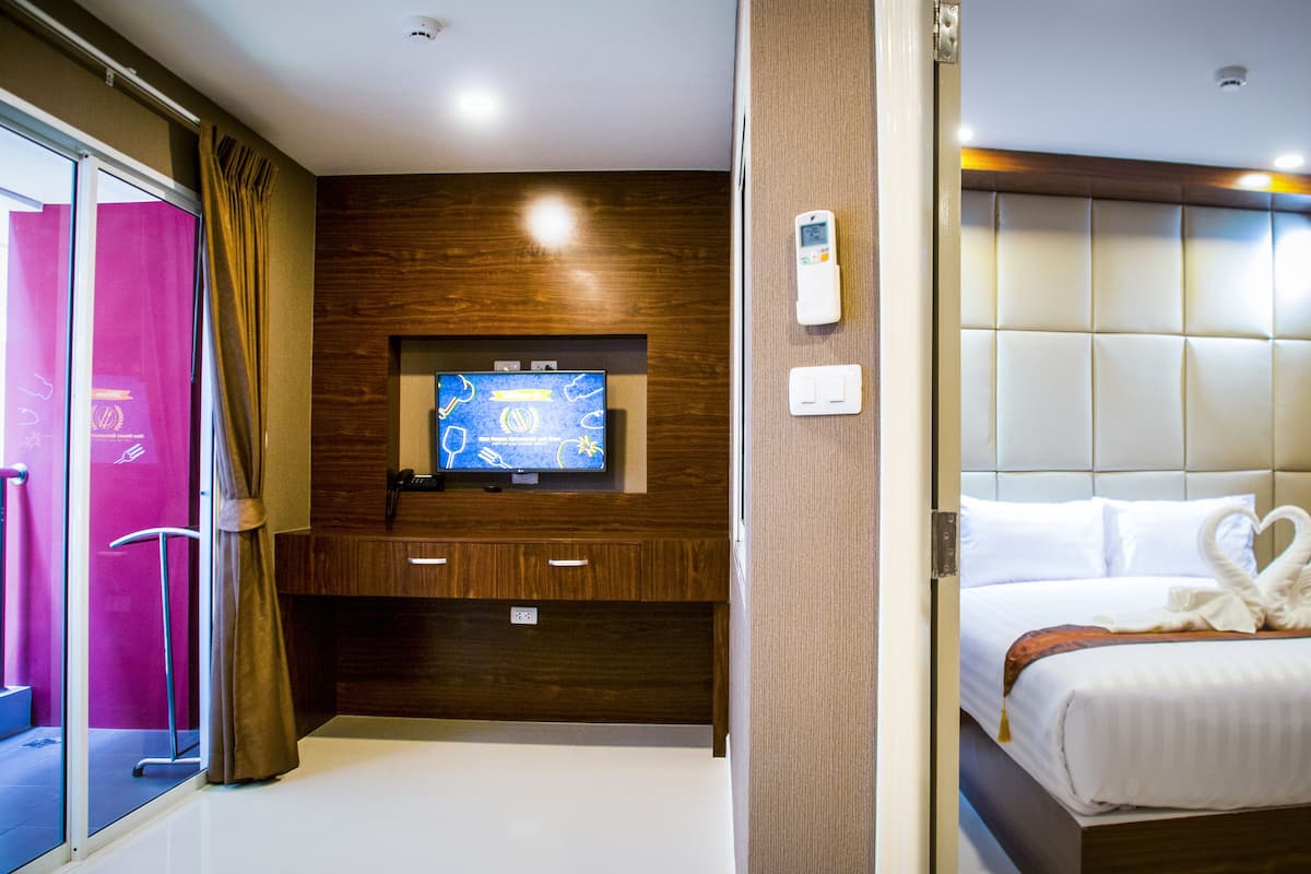 1 Bedroom | 1 slaapkamer, een kluis op de kamer, een bureau, een laptopwerkplek