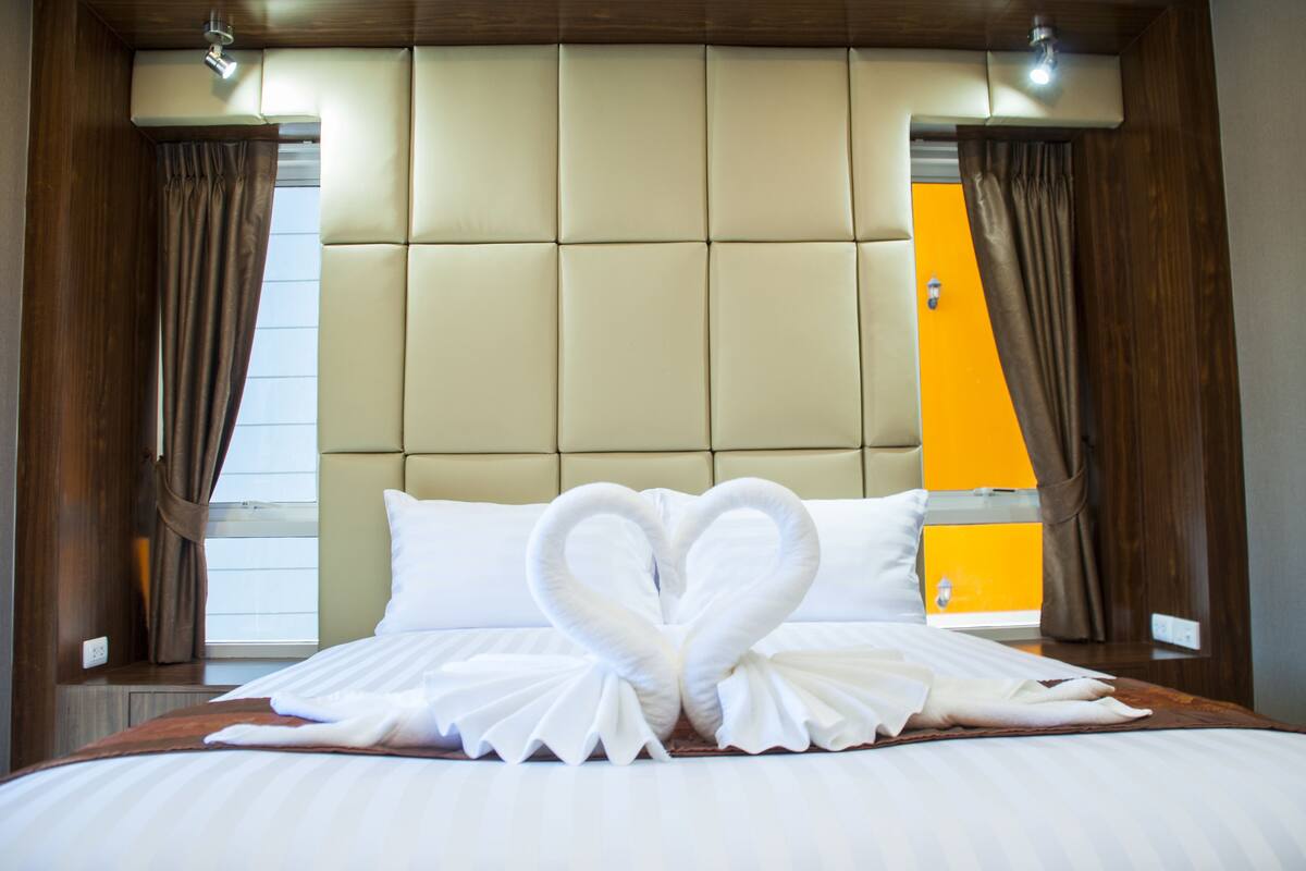 2 Bedrooms | Cofres nos quartos, escrivaninha, espaço de trabalho para notebook