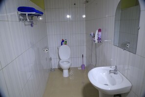 Room | Bathroom | Shower, rainfall showerhead, free toiletries, towels - Mutundwe Villa (Kampala)