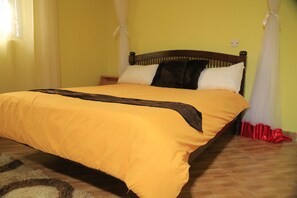 Room | 1 bedroom, laptop workspace, free WiFi, bed sheets - Mutundwe Villa (Kampala)