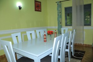 Lemari es di ruangan bersama dan microwave di ruangan umum