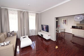 Appartement Confort, sauna | Coin séjour | TV connectée de 44 pouces avec chaînes par câble, télévision
