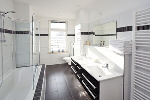 City Apartment, Sauna | Bathroom | Shower, deep soaking tub, free toiletries, hair dryer - Central Sauna & Loft Apartments (Leipzig)