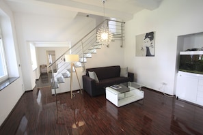 Loftsrom, hageområde | Oppholdsområde | En 44-tommers smart-TV med kabel-kanaler samt TV