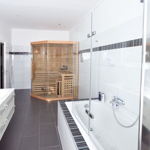 Superior Apartment, Sauna | Bathroom | Shower, deep soaking tub, free toiletries, hair dryer - Central Sauna & Loft Apartments (Leipzig)