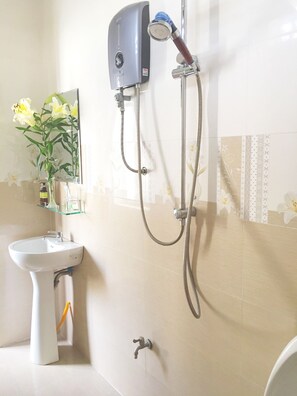 Shower, rainfall showerhead, designer toiletries, hair dryer - Dream Flower Homestay Hoi An (Da Nang)