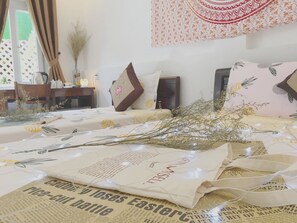 Minibar, desk, laptop workspace, soundproofing - Dream Flower Homestay Hoi An (Da Nang)