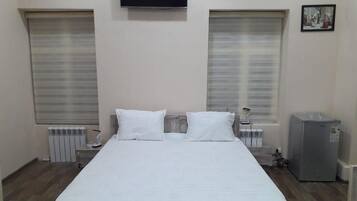 Kamar Double Standar | Meja kerja, setrika/meja setrika, Wi-Fi gratis, dan seprai linen