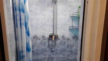 Shower, perlengkapan mandi gratis, pengering rambut, dan handuk