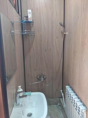 Shower, free toiletries, hair dryer, towels - Nozisayyoh (Bukhara)