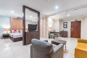 Suite Double | Living area | 32-inch flat-screen TV with cable channels, TV - Hotel Alia Matraman (Jakarta)