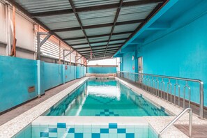 من حمّامات السباحة المغطاة