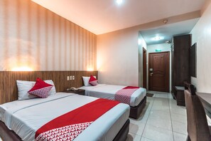 Desk, free WiFi - Hotel Alia Matraman (Jakarta)