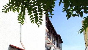 Un edificio blanco con un sendero de piedra que conduce a un balcón.