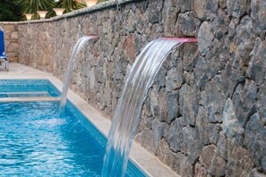 Piscina externa, espreguiçadeiras