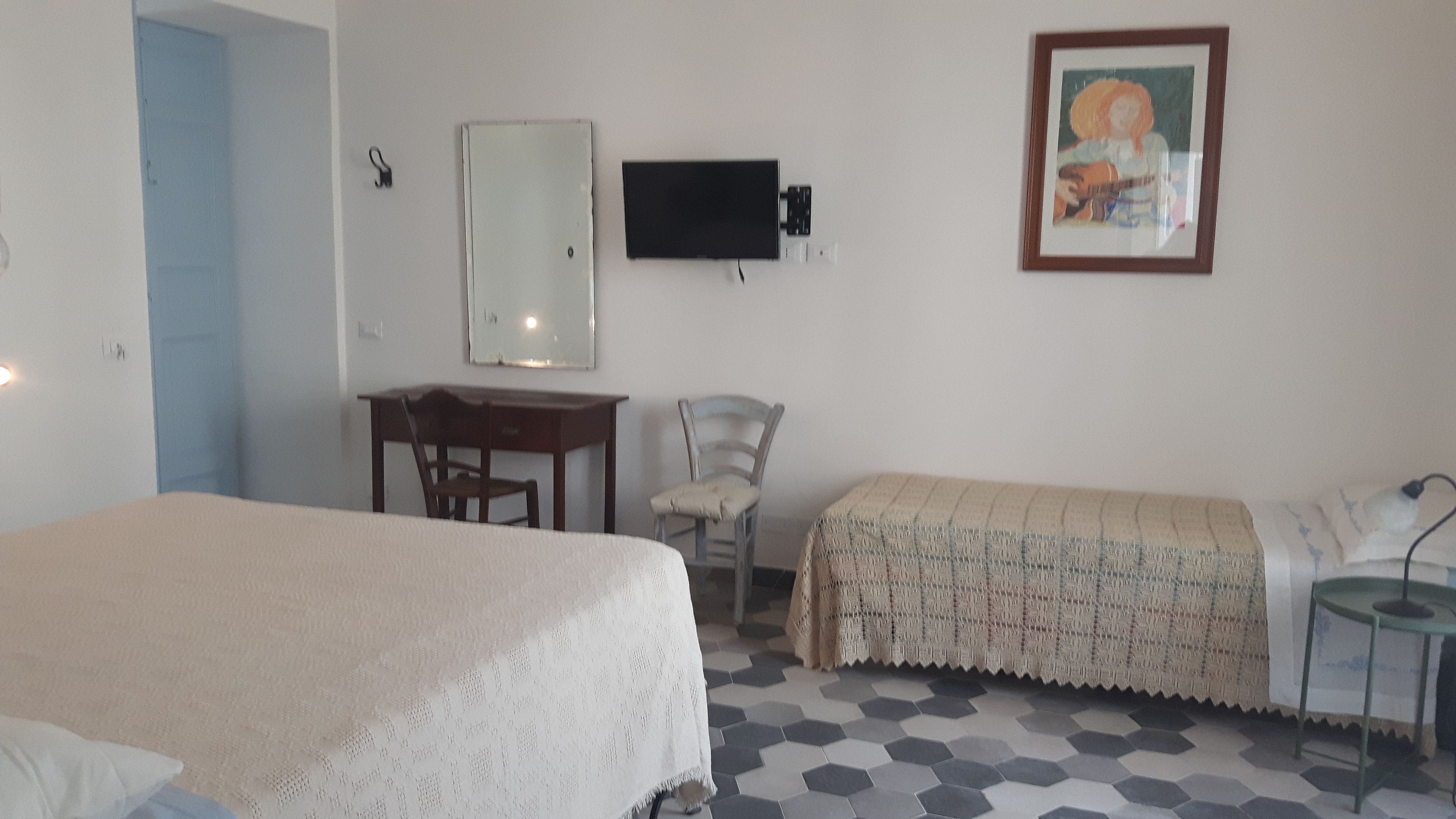 Deluxe-Dreibettzimmer | Individuell dekoriert, individuell eingerichtet, Schreibtisch