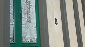 A green door with a white lace curtain. - Casa Maltese ri Scicli (Scicli)