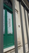 Una porta verde con un merletto bianco.