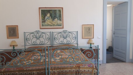 Decoración personalizada, muebles diferentes y escritorio