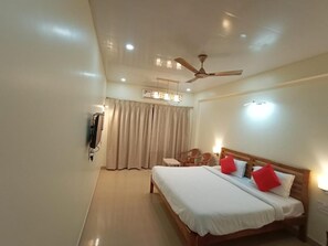 Blackout drapes, soundproofing, free WiFi, bed sheets - Hotel Sea Lord (Dapoli)