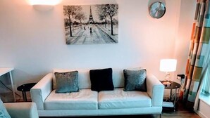 Luksusleilighet, 1 soverom | Oppholdsområde | En 32-tommers Flatskjerm-TV med digitale kanaler samt TV og Netflix