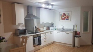 Luxury Apartment, 1 Bedroom | Private kitchen | Full-sized fridge, microwave, oven, stovetop - Marco Island- One bedroom City Centre Apartment (Nottingham)