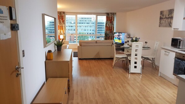 Appartement Luxe, 1 chambre | Coin séjour | Télévision à écran plat de 32 pouces avec chaînes numériques, télévision
