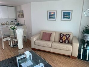 Appartement Luxe, 2 chambres | Salle de séjour | Télévision à écran plat de 32 pouces avec chaînes numériques, télévision