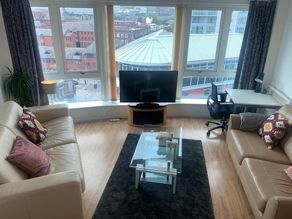 Living room - Marco Island - 2 bedroom Spacious City Centre Apartment (Nottingham)