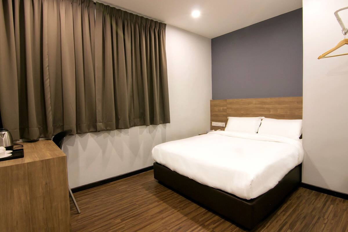 Habitación estándar, 1 cama Queen size, para no fumadores | Escritorio, espacio para trabajar con laptop y cortinas blackout