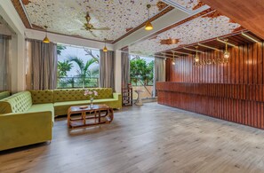 ฝ่ายต้อนรับ