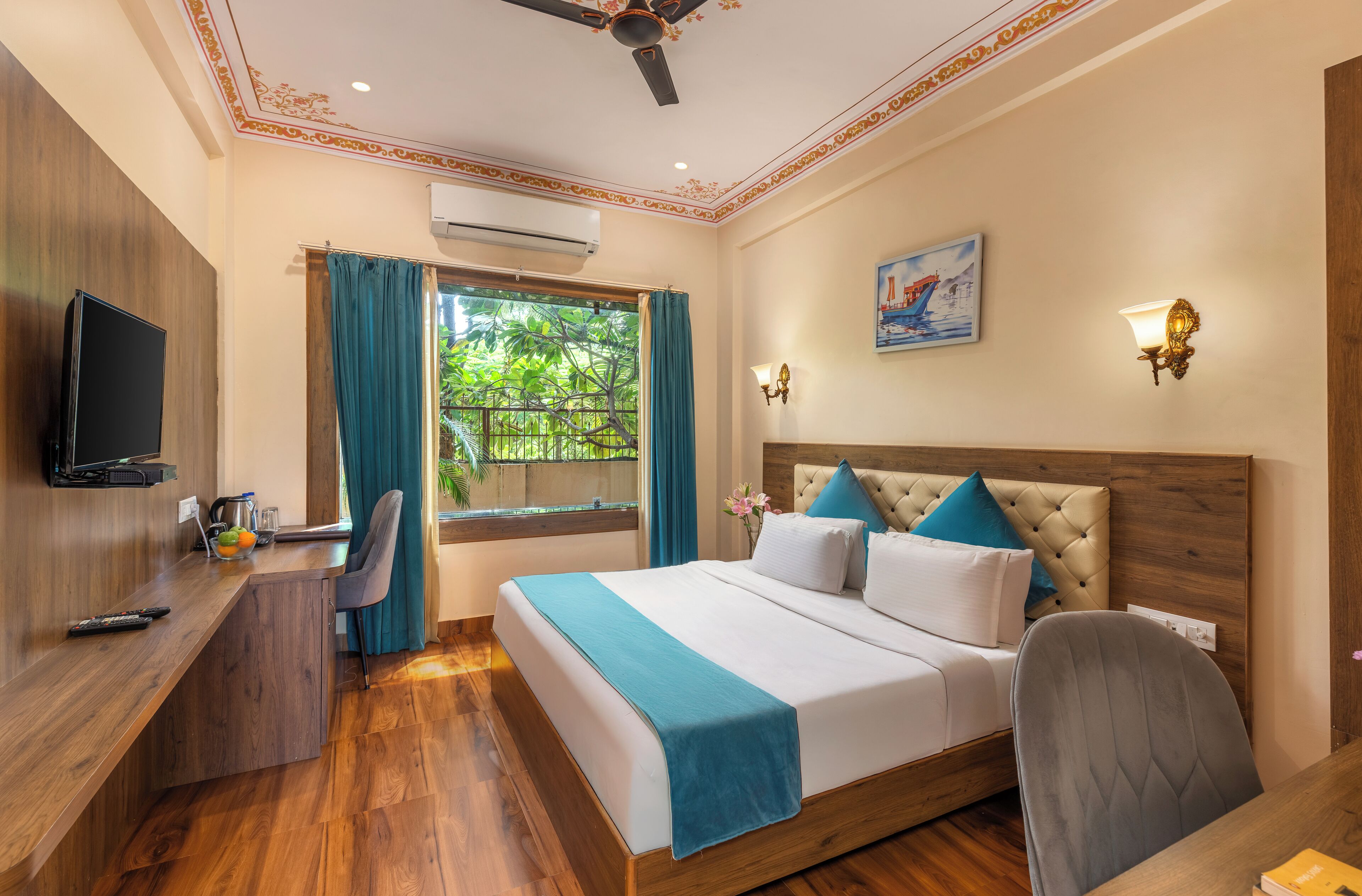 Deluxe Room | In-room safe, desk, blackout drapes, iron/ironing board