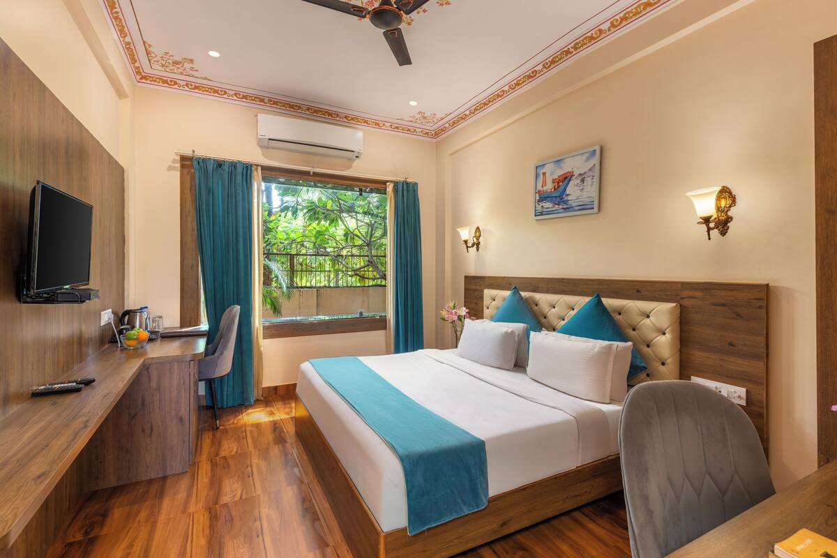 Deluxe Room | In-room safe, desk, blackout curtains, iron/ironing board (on request)