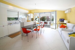 Panoramic Studio Suite | Living area | Flat-screen TV - Residence Villa Marina Apartments (Diano Marina)