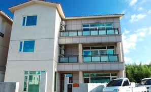 Front of property - Lai Yi Ke Homestay (Baisha)