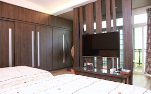 Deluxe Quadruple Room | Desk, free WiFi