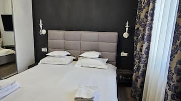 Minibar, ruang kerja ramah laptop, dan setrika/meja setrika