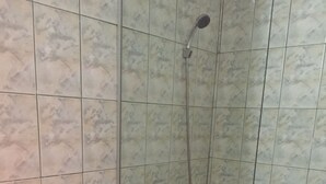 تجهيزات دش، مجففات شعر، مناشف، صابون