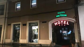 Bagian depan properti - sore/malam