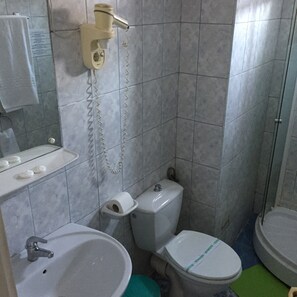 Habitació individual bàsica | Bany | Dutxa, assecador de cabells, tovalloles i sabó 