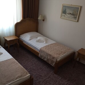 Basic Twin Room | Minibar, laptop workspace, iron/ironing board, free WiFi - Meteor Central (Cluj-Napoca)