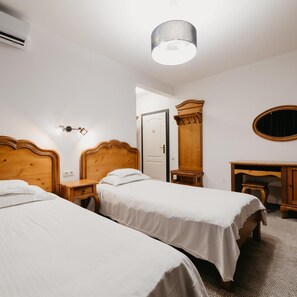 Minibar i espai de treball apte per a portàtils 